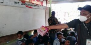 Humanitaryan Coordinator Yayasan Geutanyoe, Nasruddin, membagikan makanan kepada pengungsi Rohingya, Minggu (6/3/2022).
