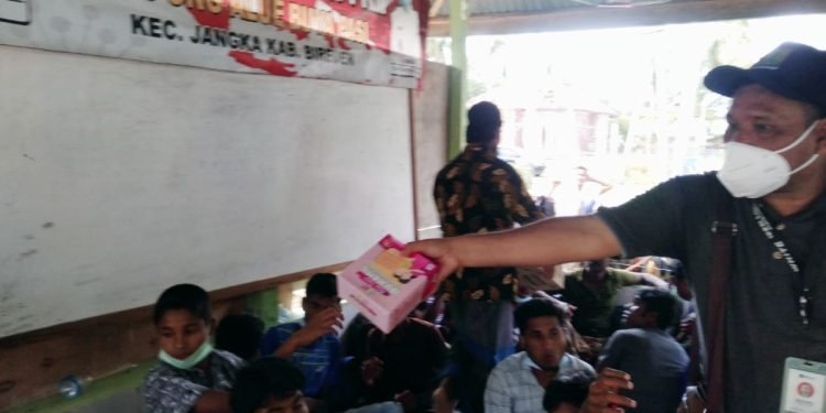 Humanitaryan Coordinator Yayasan Geutanyoe, Nasruddin, membagikan makanan kepada pengungsi Rohingya, Minggu (6/3/2022).
